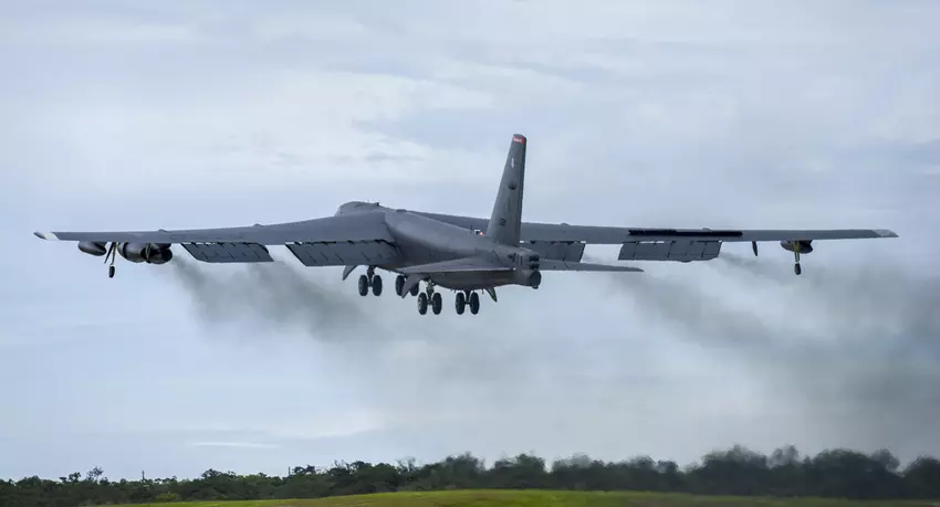 Een Chinese J-11 straaljager vloog binnen drie meter van een Amerikaanse B-52H Stratofortress kernbommenwerper