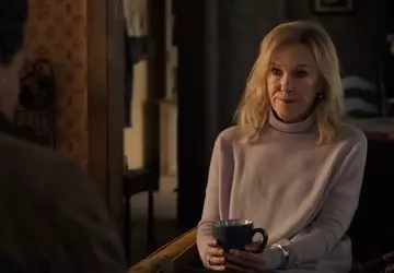 Catherine O'Hara speelt Joels therapeut Gail ...