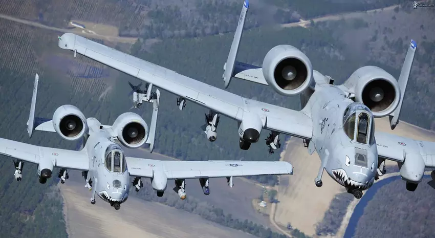 Het iconische A-10 Thunderbolt II aanvalsvliegtuig nam deel aan een oefening in de Golf van Oman samen met de destroyer USS Stethem, die Tomahawk raketten kan dragen.