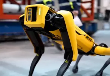 Spot-robot van SWAT-team vuurt meerdere schoten ...