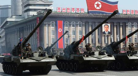 Noord-Koreaanse Koksan artilleriesystemen gezien aan de frontlinie