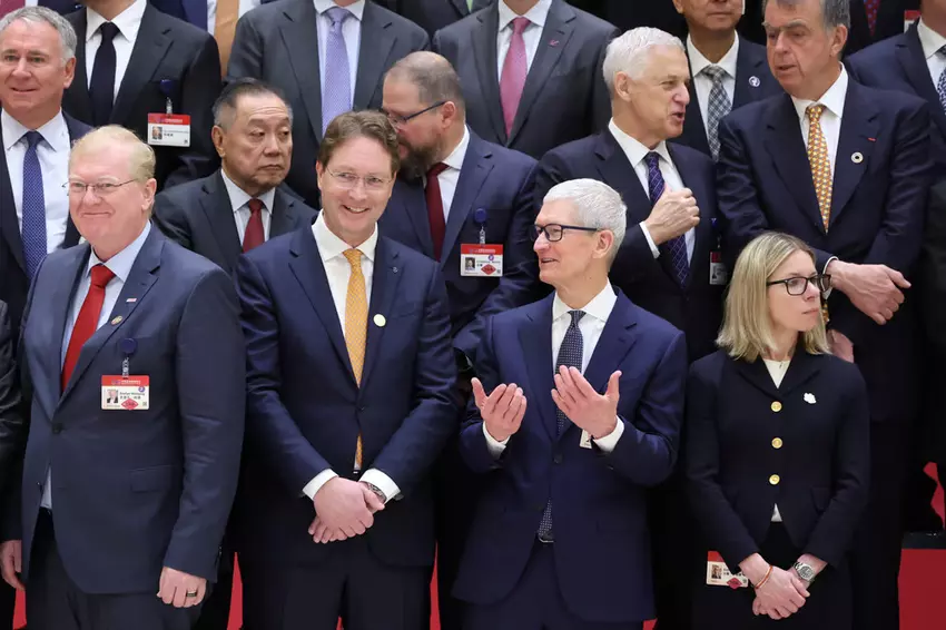 Tim Cook praat met andere deelnemers voor de openingsceremonie van het China Development Forum in Beijing