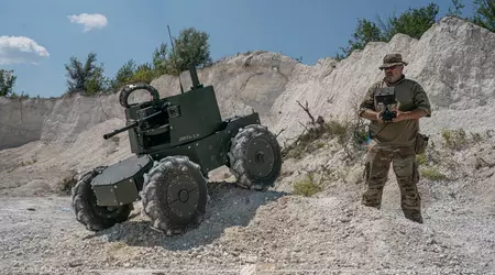 "Azov" vecht met een gronddrone met een machinegeweer "Lyut 2.0". 