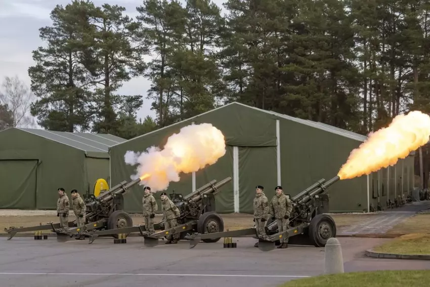 Een plechtige gebeurtenis om de restauratie van de divisie te markeren