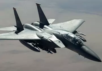 VS ontvangt nieuwste F-15E met elektronisch ...