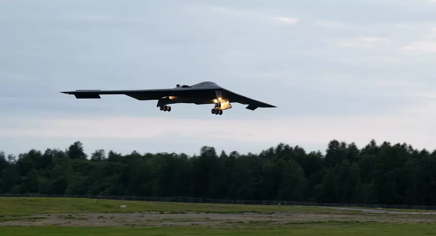 Een B-2 Spirit nucleaire bommenwerper is aangekomen op Joint Base Elmendorf-Richardson in Alaska.