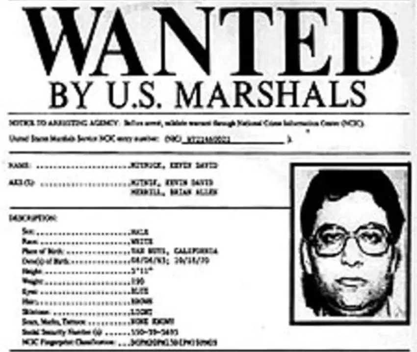 Volgens Mitnick hielp het hem enorm dat de Amerikaanse autoriteiten een zeer slechte foto gebruikten waardoor hij in het echt moeilijk te herkennen was.