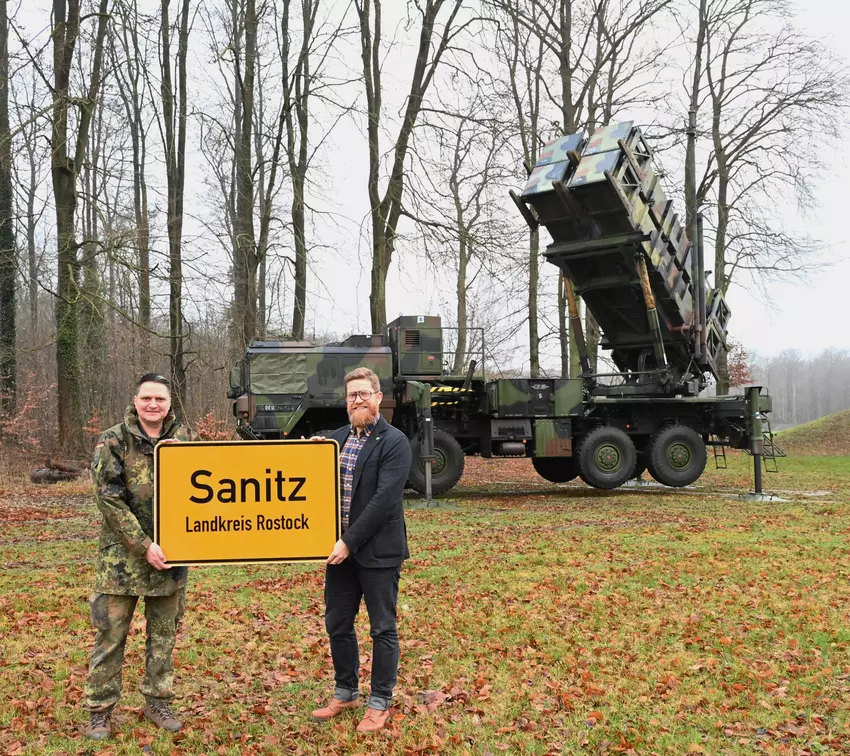 Burgemeester van Zanic Enrico Bendlin naast het Patriot grond-luchtraketsysteem. Illustratie: Bundeswehr