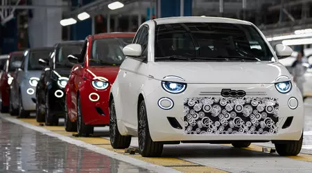 De eerste Fiat 500 Hybrid rolt van de productieband in Turijn