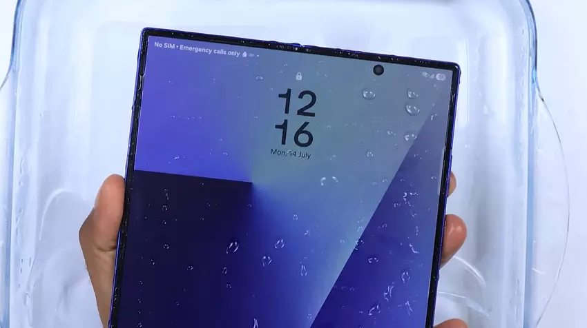 Galaxy Fold 7 ingeschakeld na 12 uur in de ijs en overleefde een onderdompeling in de rivier (video)