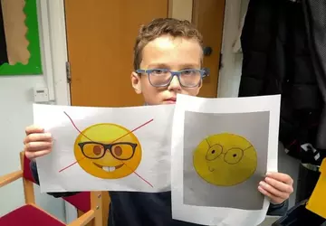 10-jarige jongen vraagt Apple om bril-emoji ...