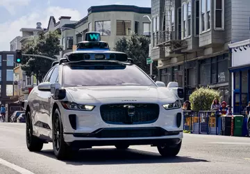 Waymo's robotaxi reed op de tegemoetkomende ...