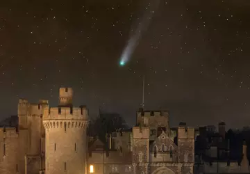 Een komeet groter dan de Everest ...