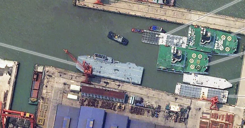 China bouwt in het geheim 's werelds eerste vliegdekschip voor drones (satellietfoto)