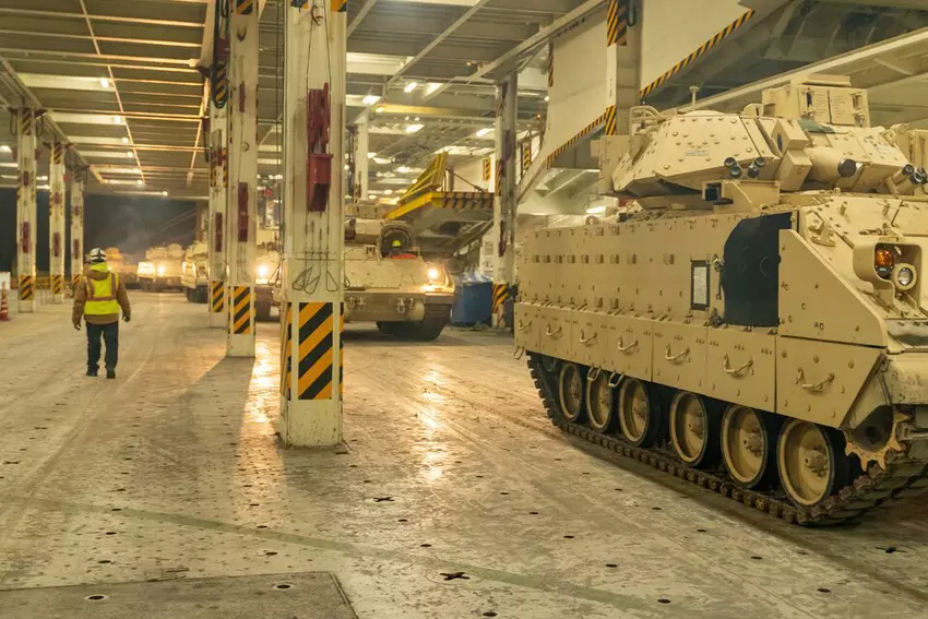 Bradley op weg naar Oekraïne wordt geladen op het vliegdekschip ARC Integrity