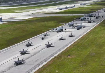 F-35 en Rafale straaljagers, een B-52H ...