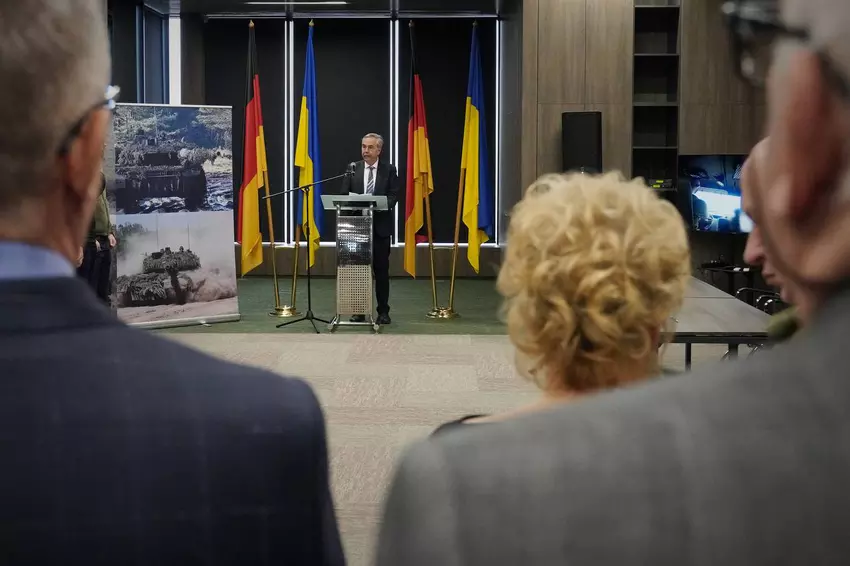 Conferentie na de ondertekening van de overeenkomst. Illustratie: Duitser Smetanin