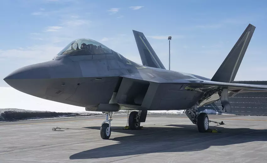De Amerikaanse luchtmacht heeft een F-22 Raptor gevechtsvliegtuig van de vijfde generatie, dat na een crash in 2018 was gerepareerd, weer in gebruik genomen.