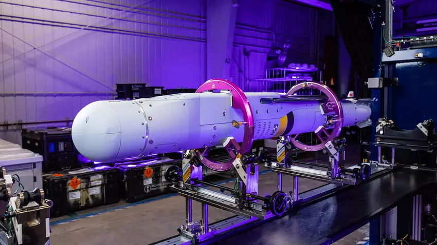 De F/A-18 Super Hornet is het eerste vliegtuig in de geschiedenis van de Amerikaanse marine dat StormBreaker smart bombs ontvangt met een bereik van meer dan 65 kilometer.