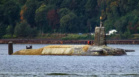 De Vanguard-klasse nucleair aangedreven onderzeeër met Trident II (D5) intercontinentale ballistische raketten is na een lange missie op een zeemonster gaan lijken.