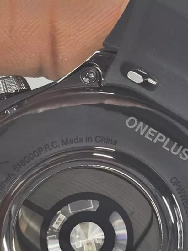 Op de achterkant van het horloge staat 'Meda in China' in plaats van 'Made in China'.