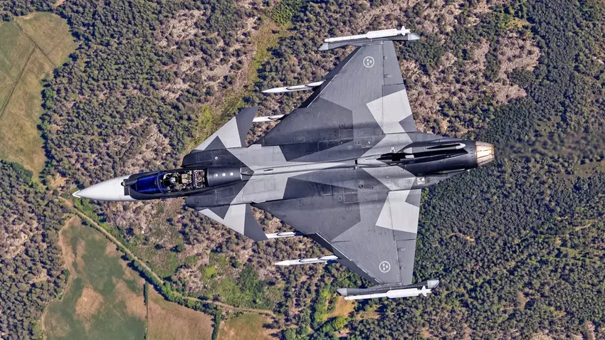 Het gemoderniseerde JAS 39 Gripen E gevechtsvliegtuig heeft een grotere vleugel voor meer wendbaarheid en kan meer raketten dragen.