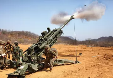 Amerikaanse M777 houwitser vernietigt Russisch 2A36 ...