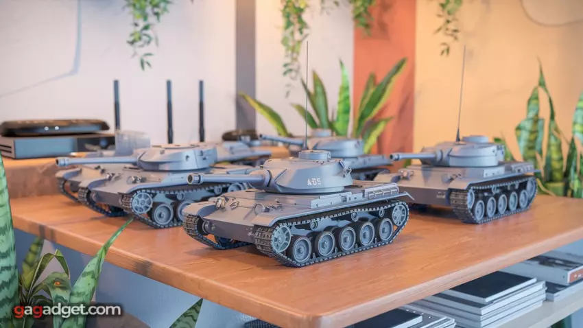 op afstand bediende tanks