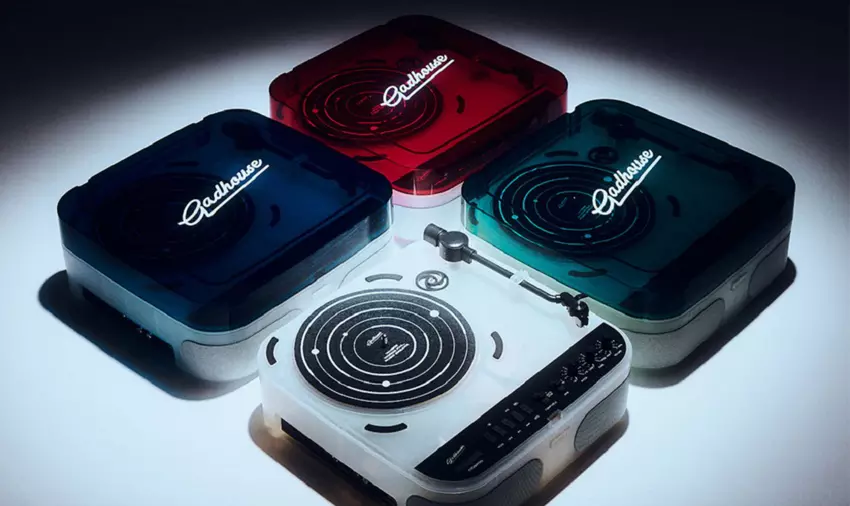 Gadhouse heeft de Cosmo Solar Edition draagbare platenspeler gelanceerd, met een ontwerp geïnspireerd op de Apple iMac G3.