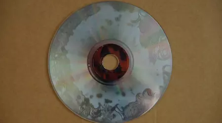 Je discs kunnen bederven door een chemische reactie en dit gebeurt actief met DVD's die zijn uitgebracht door Warner Bros.