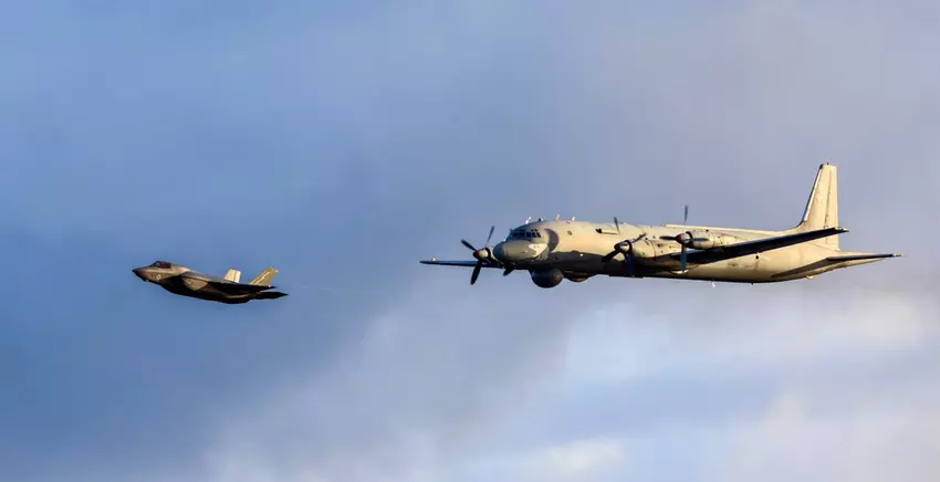 F-35B Lightning II's stegen op vanaf het dek van HMS Queen Elizabeth om een Russisch Il-38 vliegtuig te onderscheppen dat de aanvalsgroep naderde.