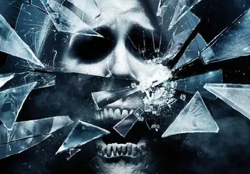 Tien jaar later keert de dood ...