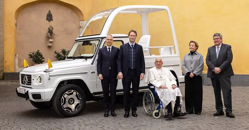 Mercedes-Benz overhandigde de elektrische "papamobiel" G-Klasse aan paus Franciscus