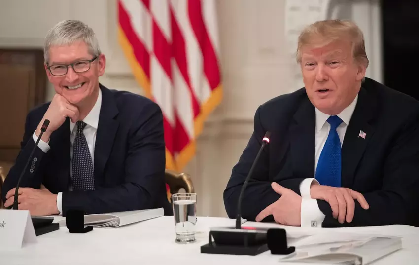 Apple CEO Tim Cook aanwezig bij inauguratie Donald Trump