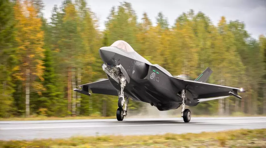F-35A Lightning II gevechtsvliegtuigen van de vijfde generatie zijn voor het eerst in de geschiedenis opgestegen en geland op een openbare weg.