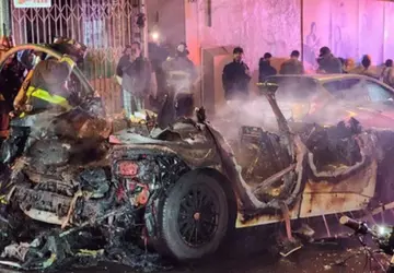 Waymo robotaxi aangevallen en in brand ...