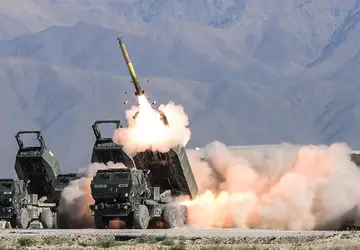 HIMARS-kogels, hoge-precisie luchtbommen en TOW antitankraketten ...