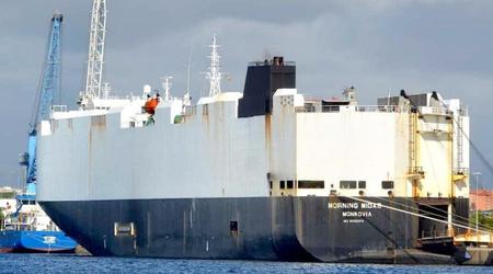 Een vrachtschip dat elektrische voertuigen vervoert, staat in brand in de Stille Oceaan