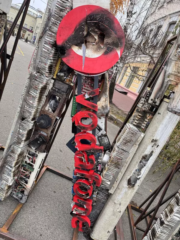 Een uitgebrand Vodafone-bord symboliseert de verwoesting tijdens de oorlog