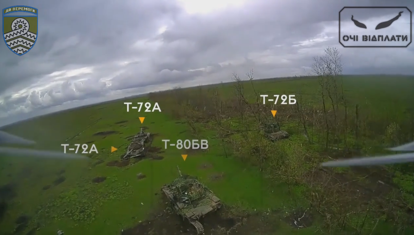 Oekraïense FPV-drones voor $1000 raken drie Russische T-80BV-, T-72A- en T-72B-tanks ter waarde van enkele miljoenen dollars.