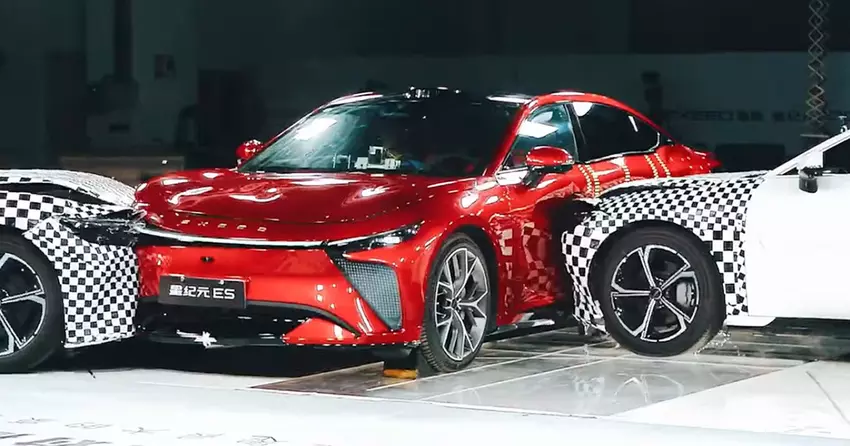 Chery crashtest: wat gebeurde er toen twee auto's een elektrische auto raakten bij 60 km/u?