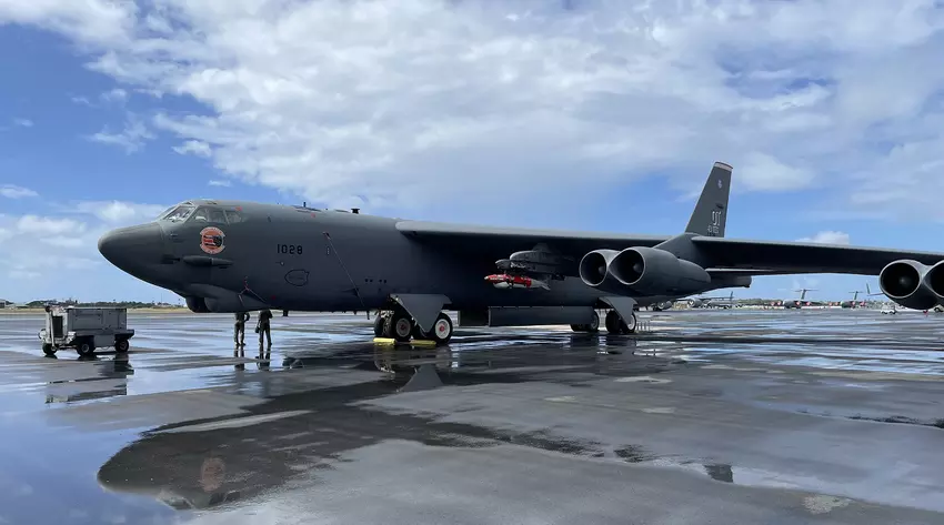 Nucleaire bommenwerper leert JDAM QS-ER 900kg bommen te lanceren met een bereik tot 76km