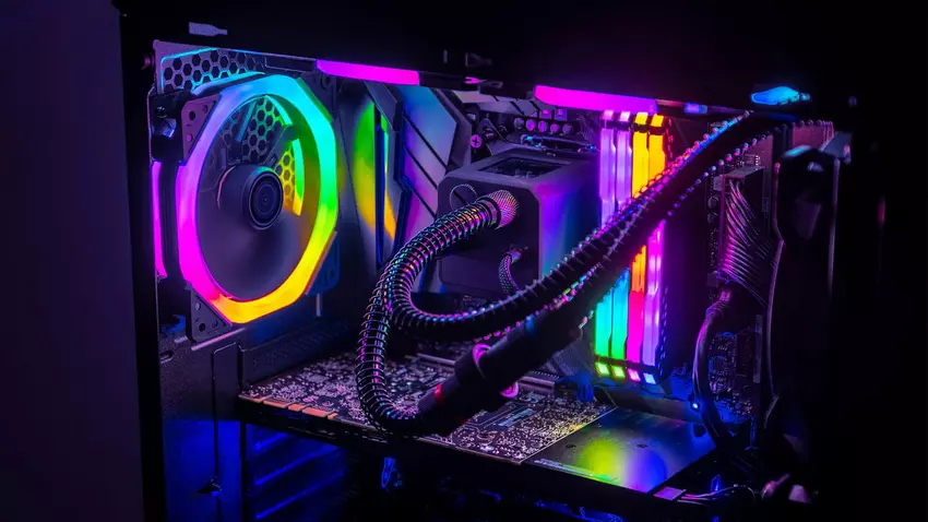 5 computeronderdelen met RGB-verlichting