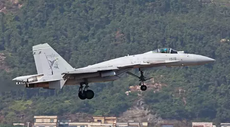 J-15 dekjager stort neer in China tijdens trainingsvlucht