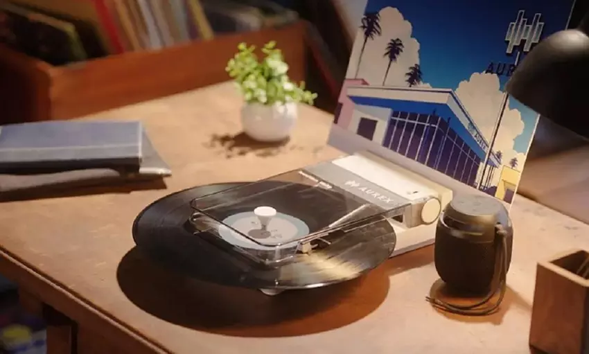 Toshiba heeft de Aurex AX-RP10 draagbare platenspeler onthuld waarmee je overal muziek kunt luisteren