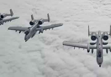Amerikaanse A-10 Thunderbolt II gevechtsvliegtuigen arriveren ...