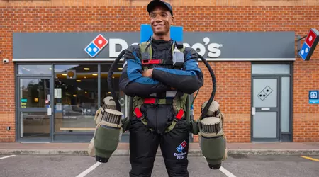 Raketman: Domino's Pizza heeft zijn allereerste jetpak gebruikt om pizza's door de lucht te bezorgen