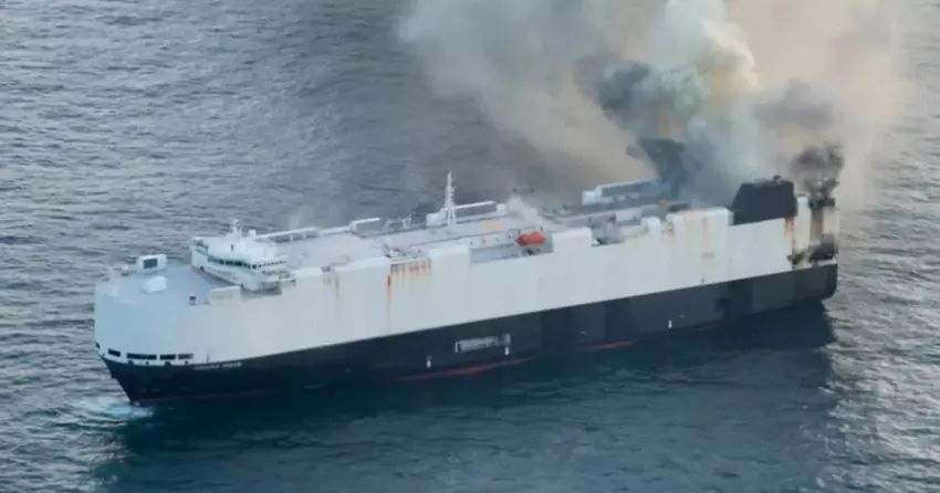 Een brandend schip vol auto's zonk in internationale wateren