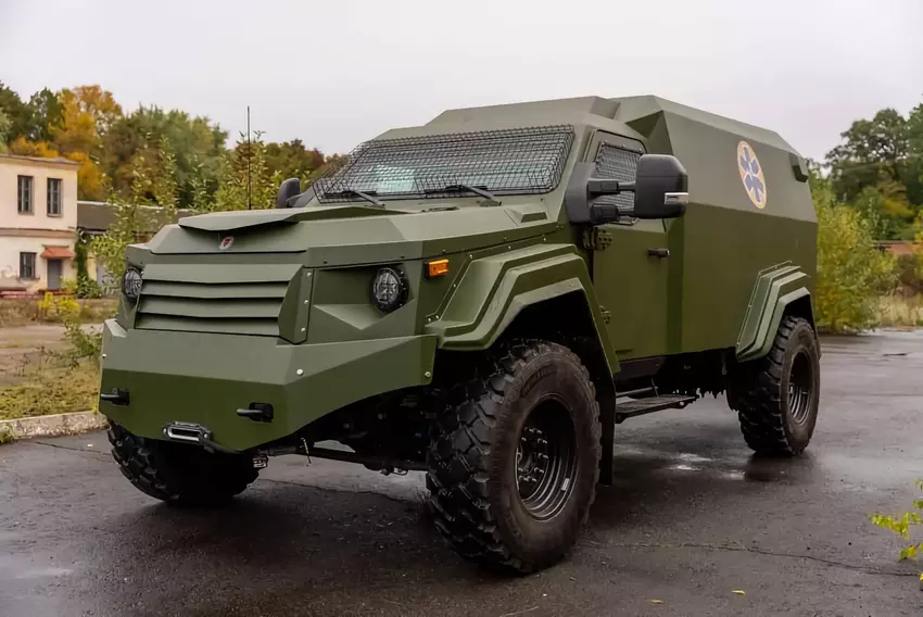 De AFU kreeg een pantservoertuig Gurkha voor de evacuatie van gewonde soldaten, het is gebouwd op basis van Ford F-550 Super Duty.
