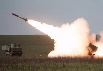 Oekraïense artilleristen gebruiken HIMARS om een ...